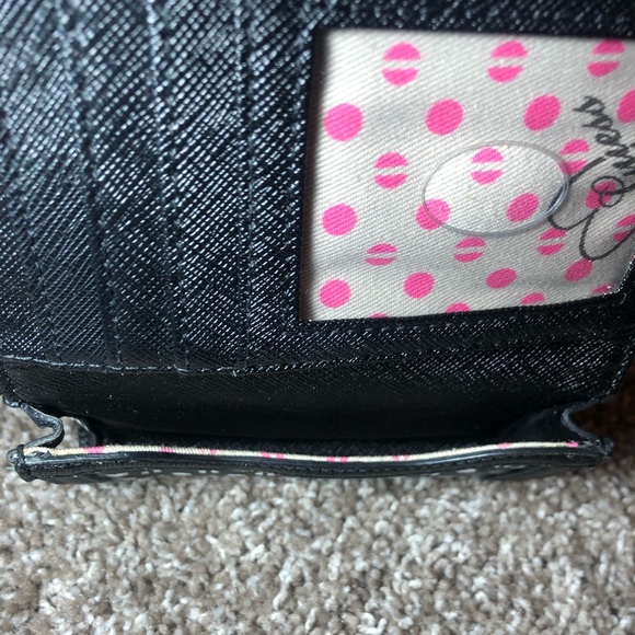 Small GUESS Pocket Trifold Wallet - Picture 5 of 9